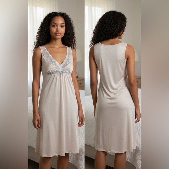 Vanity Fair Other - Vanity Fair Cream Chemise with Blue Accents XL